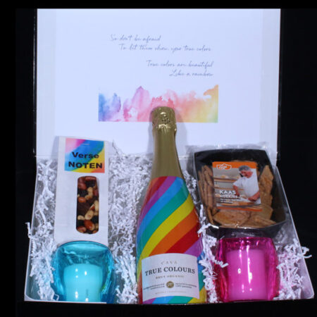 Borrelbox True Colours Cava - to let them show your True Colors. Prachtige zwarte box gevuld met True Colours Cava, shine and delicatessen