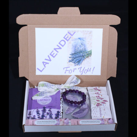 Voor vrouw-Lavendel brievenbuspakketje-I Love Lavendel. Ontspannen en Relaxen dat kan zij zeker met dit leuke kleine lavendelcadeautje door de brievenbus